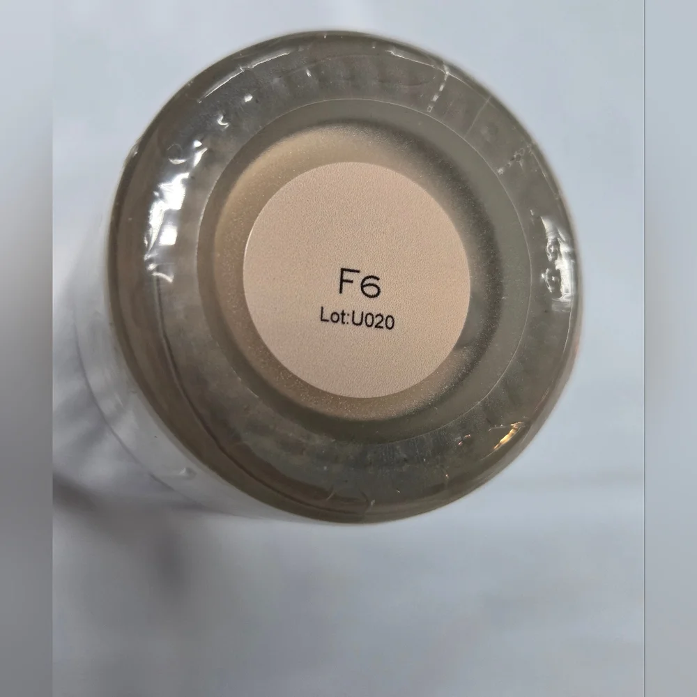 Revolution Conceal & Hydrate Radiance Concealer Foundation - Cream F6